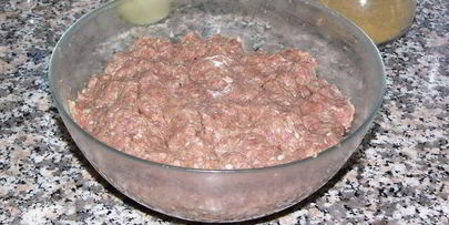 котлеты, запеченные в помидорах, под соусом бешамель