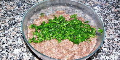 котлеты, запеченные в помидорах, под соусом бешамель