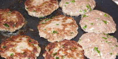 котлеты, запеченные в помидорах, под соусом бешамель