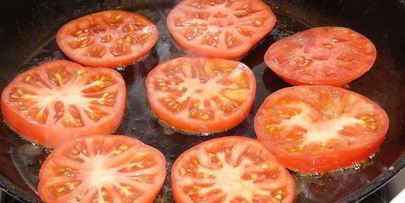 котлеты, запеченные в помидорах, под соусом бешамель