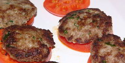 котлеты, запеченные в помидорах, под соусом бешамель