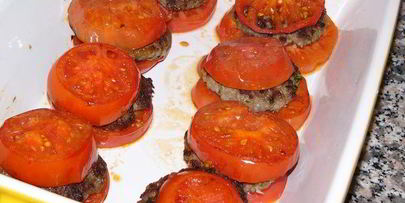 котлеты, запеченные в помидорах, под соусом бешамель