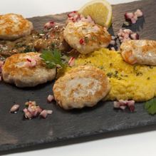 Рецепт Куриные котлетки с креветками с соусом субиз и полентой