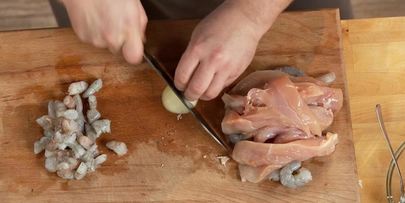 куриные котлетки с креветками с соусом субиз и полентой