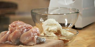 куриные котлетки с креветками с соусом субиз и полентой