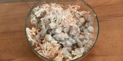 куриные котлетки с креветками с соусом субиз и полентой