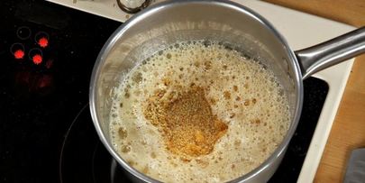 куриные котлетки с креветками с соусом субиз и полентой