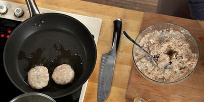 куриные котлетки с креветками с соусом субиз и полентой