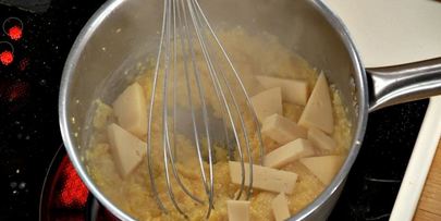 куриные котлетки с креветками с соусом субиз и полентой