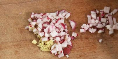 куриные котлетки с креветками с соусом субиз и полентой