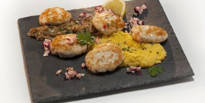 куриные котлетки с креветками с соусом субиз и полентой