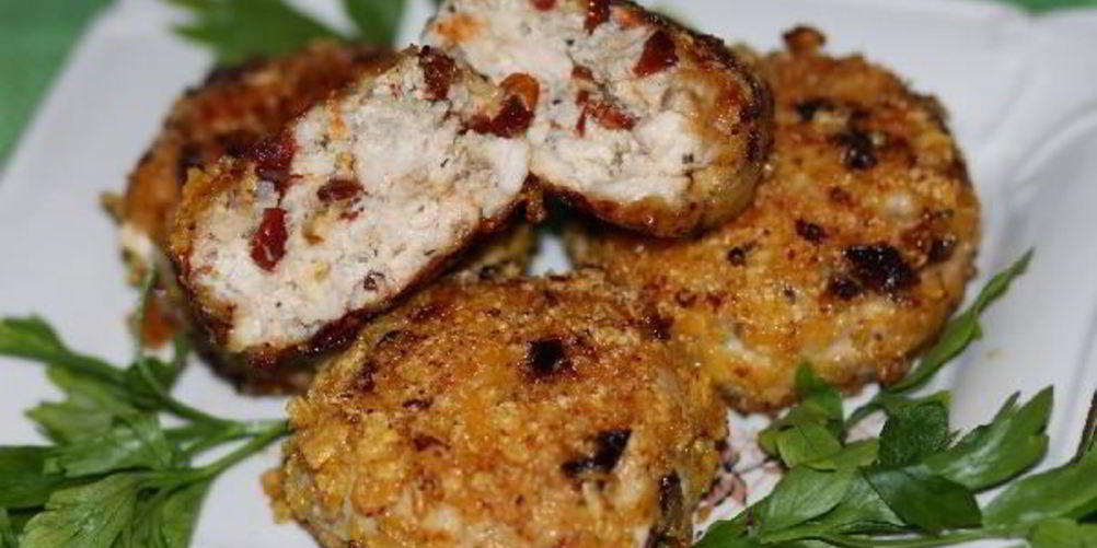 Рецепт куриные котлетки с вялеными томатами в кукурузной панировке