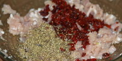 куриные котлетки с вялеными томатами в кукурузной панировке