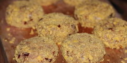 куриные котлетки с вялеными томатами в кукурузной панировке