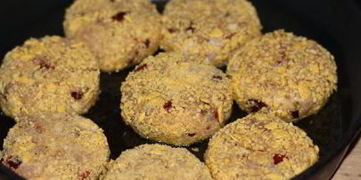 куриные котлетки с вялеными томатами в кукурузной панировке