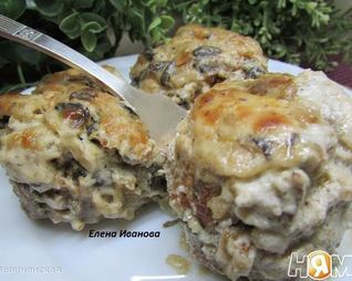 Мясные котлеты под сметанным соусом