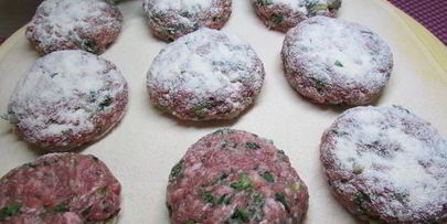 мясные котлеты под сметанным соусом