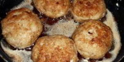 рыбные котлеты из щуки с салом