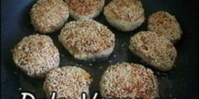 свиные котлеты с сыром пармезан в кунжутной панировке