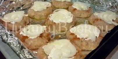 запеченные куриные котлетки под шубкой
