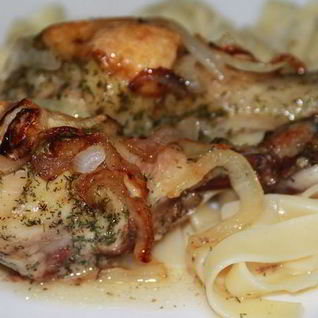 Куриные ножки под сырными чипсами с пастой тальятелле