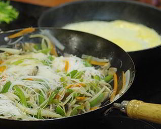 Лапша с говядиной и овощами по-корейски