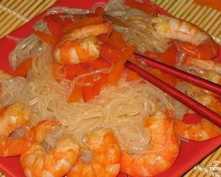 Лапша с креветками и овощами
