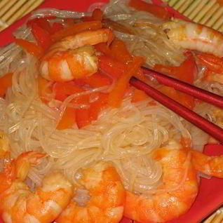 Лапша с креветками и овощами