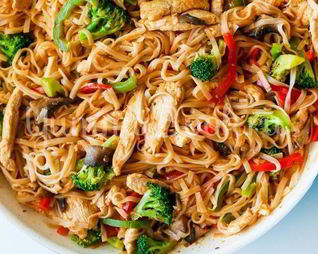 Лапша с курицей и овощами в воке