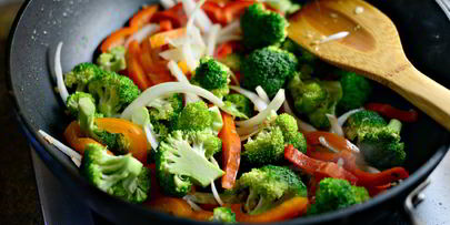 лапша с курицей и овощами в воке