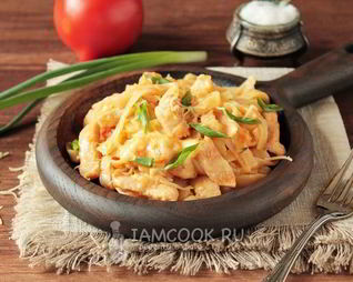 Лапша с курицей и сыром на сковороде