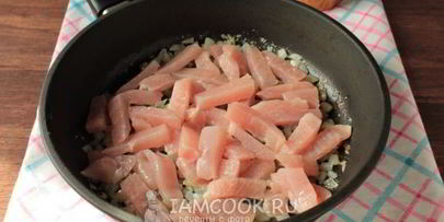 лапша с курицей и сыром на сковороде