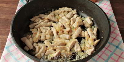 лапша с курицей и сыром на сковороде