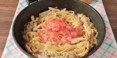 лапша с курицей и сыром на сковороде