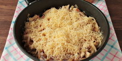 лапша с курицей и сыром на сковороде