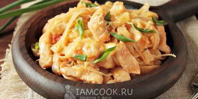 лапша с курицей и сыром на сковороде