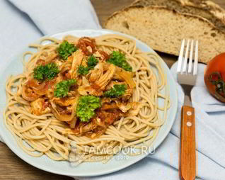 Лапша с курицей в томатном соусе