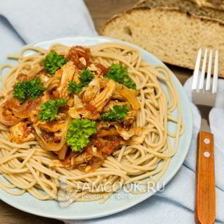 Лапша с курицей в томатном соусе