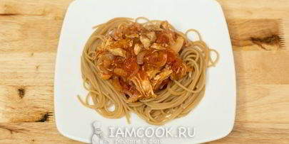 лапша с курицей в томатном соусе