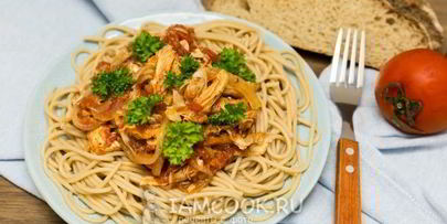 лапша с курицей в томатном соусе