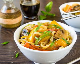 Лапша с овощами и соевым соусом