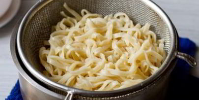 лапша с овощами и соевым соусом