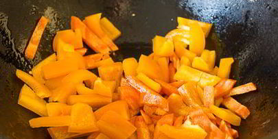 лапша с овощами и соевым соусом