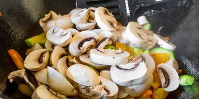 лапша с овощами и соевым соусом