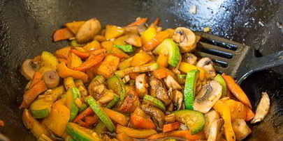 лапша с овощами и соевым соусом