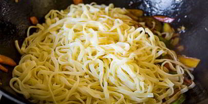 лапша с овощами и соевым соусом