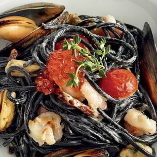 Черная паста с мидиями и овощами