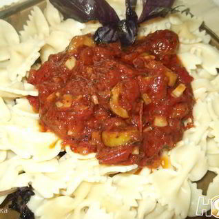 Макароны Бантики в соусе из томатов