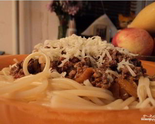 Макароны под соусом болоньезе