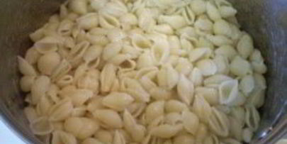 макароны под соусом